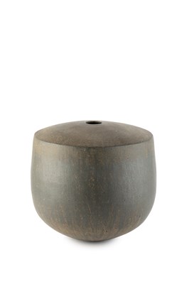 Lot 624 - John Ward (1938-2023) Large Vessel stoneware,...