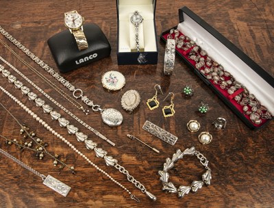 Lot 259 - Collection of costume and silver jewellery...