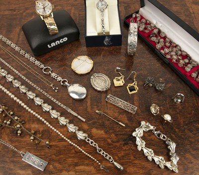 Lot 259 - Collection of costume and silver jewellery...