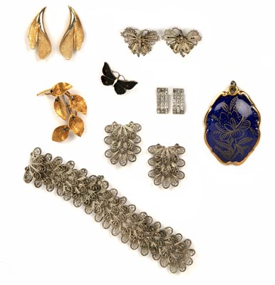 Lot 283 - Collection of jewellery comprising of: an 18ct...