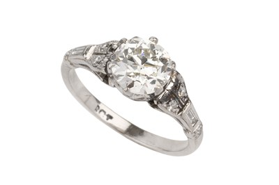 Lot 162 - A diamond single stone ring, the old brilliant-...