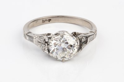 Lot 162 - A diamond single stone ring, the old brilliant-...