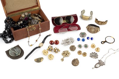 Lot 102 - A collection of jewellery and costume items,...