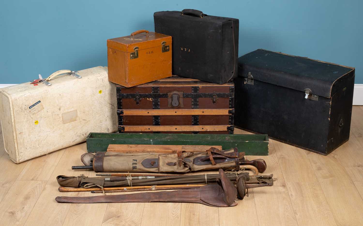 Lot 486 - A quantity of luggage and sporting equipment