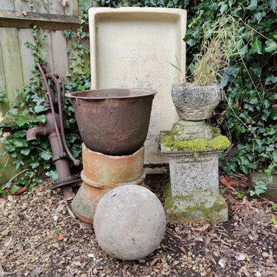 Lot 557 - A collection of garden items