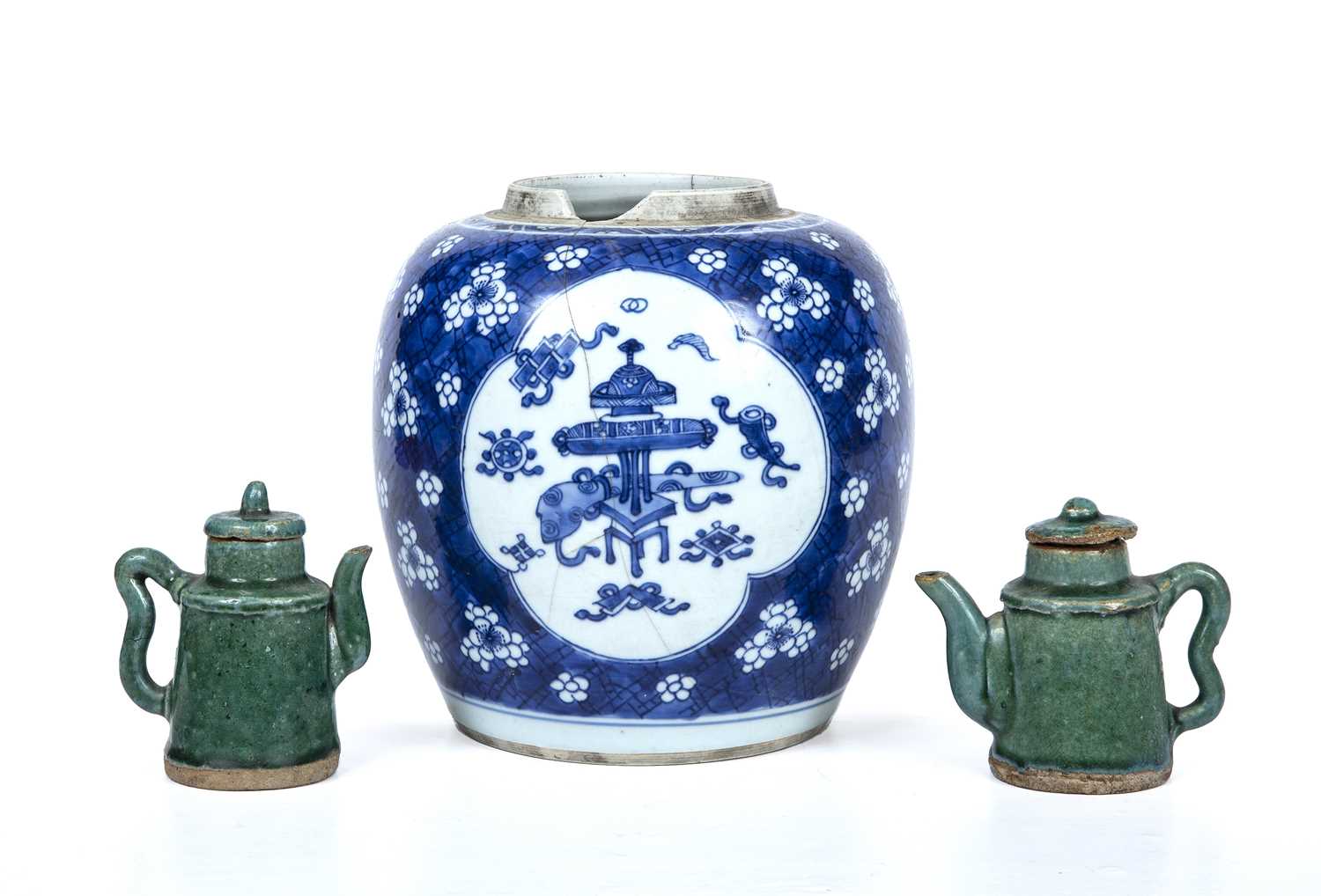 Lot 317 - A Chinese Kangxi blue and white porcelain...