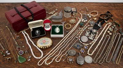 Lot 260 - Group of gold and costume jewellery including:...