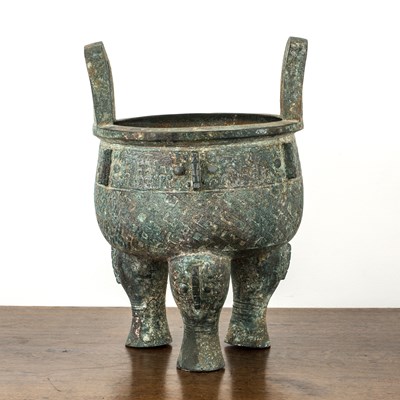 Lot 369 - Bronze tripod vessel (liding) Chinese of round...