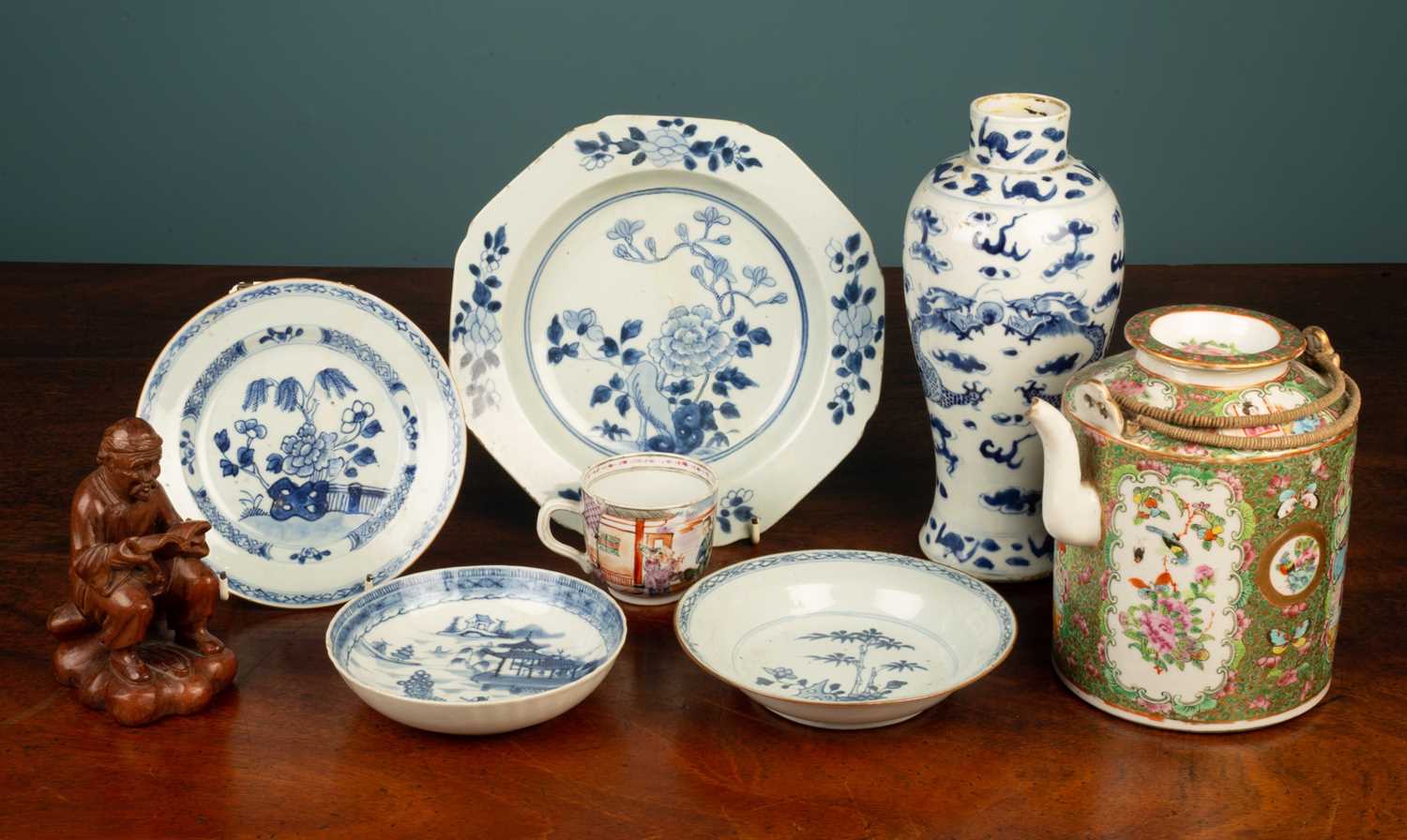 Lot 84 - A collection of Chinese ceramics