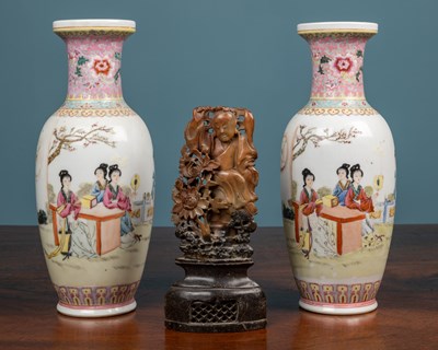 Lot 501 - A pair of Chinese porcelain vases