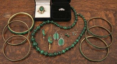 Lot 266 - Collection of jewellery comprising of: a 9ct...