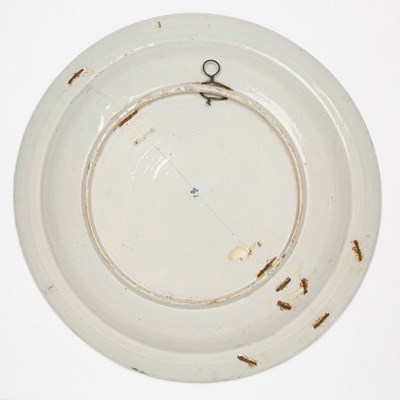 Lot 343 - An early 18th century Dutch Delft charger with...