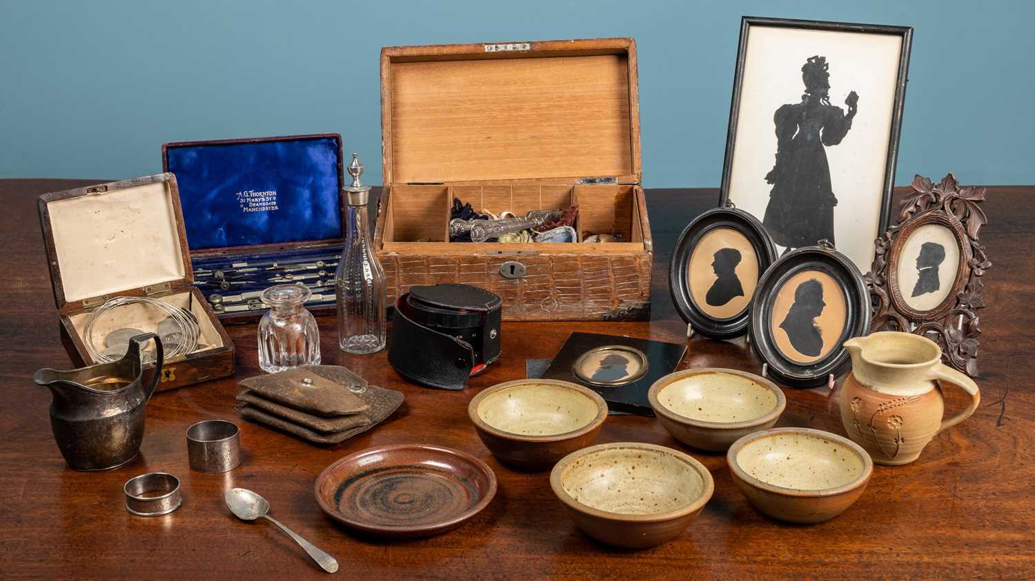 Lot 85 - An assortment of miscellaneous items