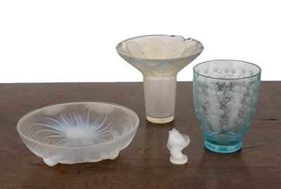 Lot 364 - René Lalique (1860-1945) 'Violettes' glass...