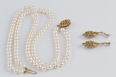 Lot 148 - A cultured pearl double strand necklace, with...