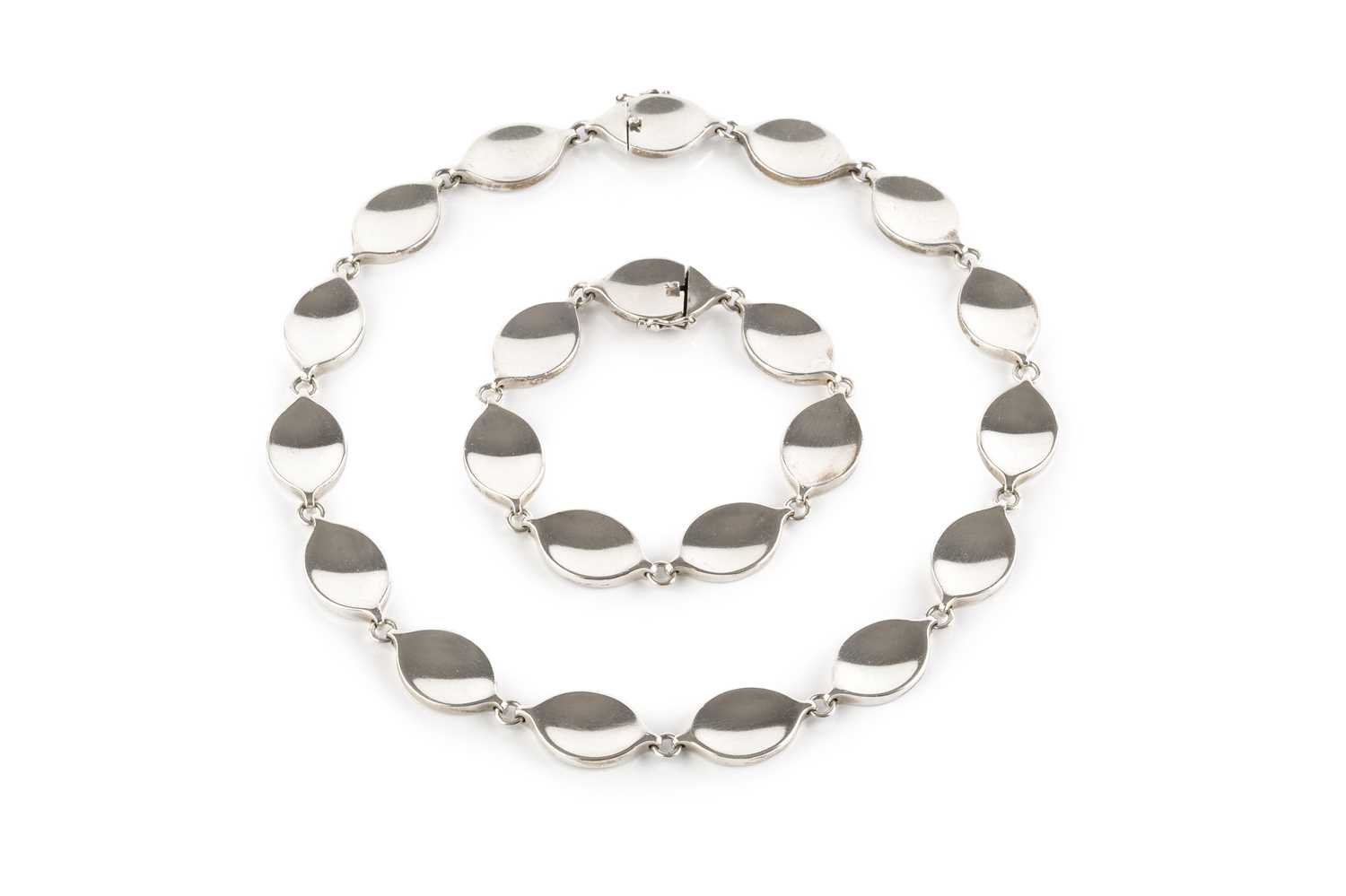 Lot 73 - A silver collar necklace and bracelet suite...