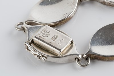 Lot 73 - A silver collar necklace and bracelet suite...