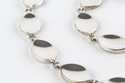 Lot 73 - A silver collar necklace and bracelet suite...
