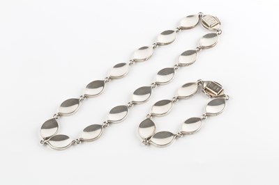 Lot 73 - A silver collar necklace and bracelet suite...