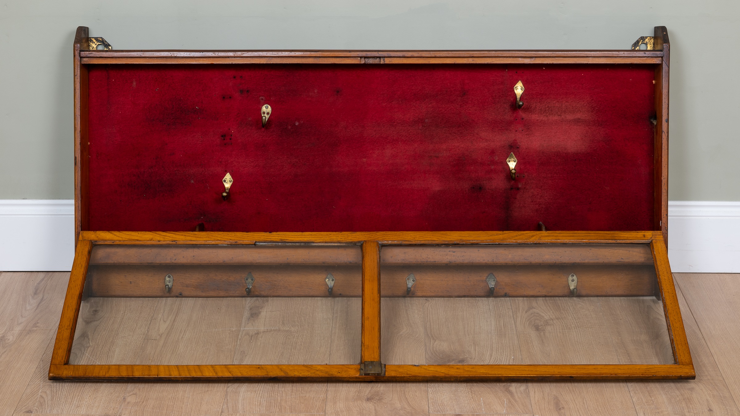 Lot 450 An Edwardian walnut wallmounted gun