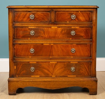 Lot 485 - A George III-style small chest of drawers