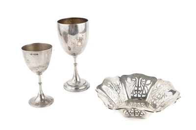 Lot 190 - A George V silver hexagonal dish, the sides...