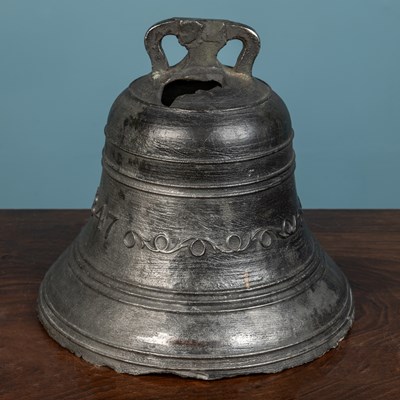 Lot 381 - A bronze bell