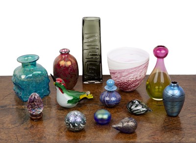 Lot 395 - Large collection of studio and art glass...