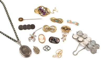 Lot 112 - A collection of Victorian and later jewellery,...