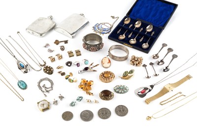 Lot 113 - A collection of jewellery and costume items,...