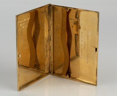 Lot 504 - An 18ct gold rectangular cigarette case, with...