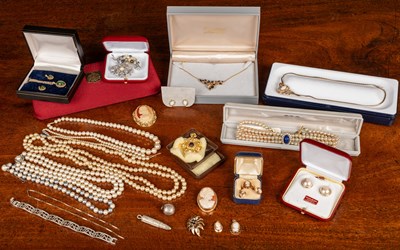 Lot 500 - A collection of costume jewelry