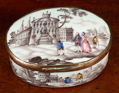 Lot 586 - An 18th century continental porcelain snuff box