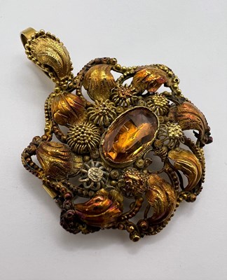 Lot 84 - A stone set pendant on chain, the oval...
