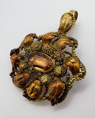 Lot 84 - A stone set pendant on chain, the oval...