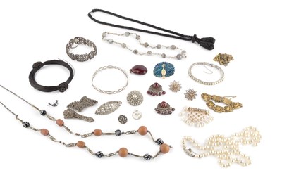 Lot 111 - A collection of jewellery and costume items,...