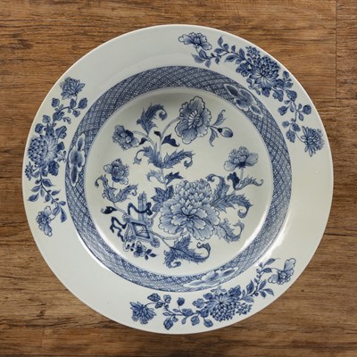Lot 36 - Blue and white Export porcelain basin Chinese,...