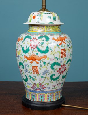 Lot 539 - A decorative table lamp in the form of a Chinese lidded vase