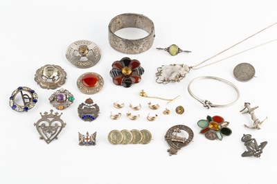 Lot 277 - A collection of jewellery, to include assorted...