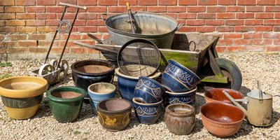 Lot 1216 - A selection of garden items