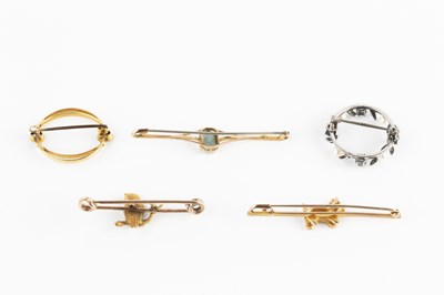Lot 105 - A collection of brooches, comprising a single...