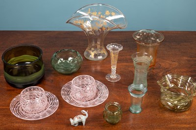 Lot 121 - A small collection of glassware