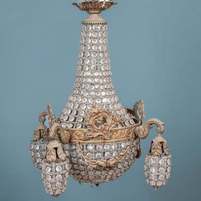 Lot 420 - A hanging light fitting