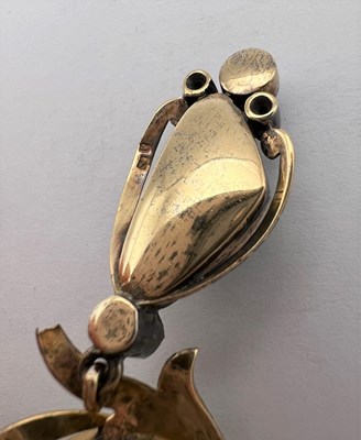 Lot 24 - A vari gem-set pendant/brooch, designed as a...