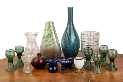 Lot 272 - Group of glassware to include a green speckled...