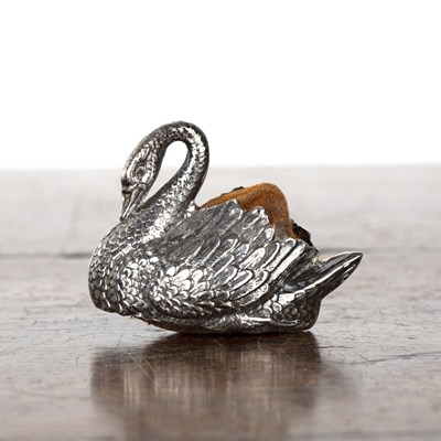 Lot 425 - Edwardian silver swan novelty pincushion...