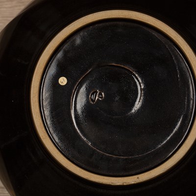 Lot 348 - Chris Carter (b.1945) Large studio pottery...