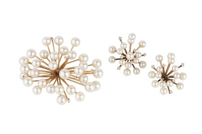 Lot 85 - A cultured pearl brooch and ear clips suite,...