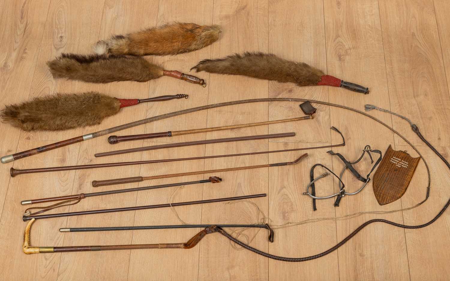 Lot 40 - A collection of various hunting items