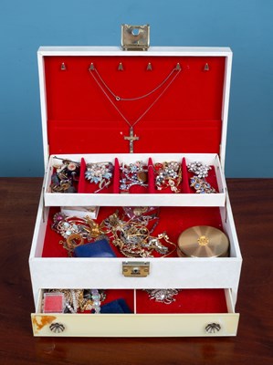 Lot 34 - A collection of silver and costume jewellery